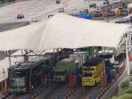 Kondisi-arus-lalu-lintas-dan-transaksi-di-GT-Tol-Cikampek-Utama-Kabupaten-Karawang.jpg