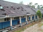 Kondisi-atap-bangunan-SMPN-7-Sukanagara-Cianjur-rusak.jpg