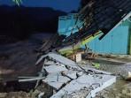 Kondisi-rumah-warga-rusak-parah-akibat-banjir-bandang-di-CIsolok-sukabumi.jpg