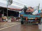 Kondisi-truk-Nissan-Trailer-yang-menabrak-kios-di-Pasar-Parean-di-Indramayu-Rabu-2732024.jpg