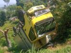 Kondisi-truk-jasa-ekspedisi-yang-masuk-jurang-di-Cihanjuang-Bandung-Barat.jpg