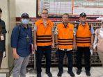 Mantan-Wali-Kota-Bandung-Yana-Mulyana-keempat-dari-kiri-saat-dieksekusi.jpg