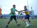 Marc-Klok-dan-asisten-pelatih-Persib-Bandung-Miro-Petric.jpg