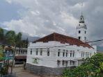 Masjid-Asy-Syuro-atau-Masjid-Cipari-Garut-karya-arsitek-Abikoesno-Tjokrosoejoso.jpg
