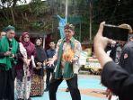 Menteri-Kebudayaan-RI-Fadli-Zon-mencoba-coba-bermain-bola-api.jpg