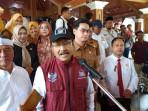 Menteri-Sosial-Saifullah-Yusuf-saat-diwawancara-di-Pendopo-sUMEDANG.jpg