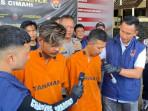 Miftah-Fahmi-Abdul-Hakim-dan-Cahya-Nurdiansyah-saat-diinterogasi-di-Polres-Cimahi.jpg