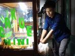 Mochamad-Agus-Hidayat-23-seorang-pedagang-cakue-saat-ditemui.jpg