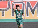 Muhammad-Iqbal-pemain-Persebaya-Surabaya-merayakan-gol.jpg