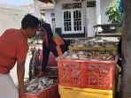 Nelayan-saat-membongkar-hasil-tangkapn-rajungan-di-Desa-Pabean-Udik-Kabupaten-Indramayu.jpg