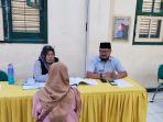 Orang-tua-murid-berkonsultasi-dengan-petugas.jpg