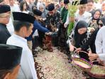 Para-pelayat-memanjatkan-doa-saat-pr.jpg