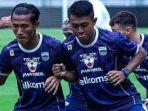 jabar/Para-pemain-Persib-Bandung-Henhen-Herdiana-dan-Febri-Hariyad.jpg