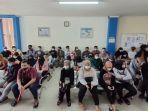 Para-pencari-kerja-mengantre-membuat-kartu-kuning-atau-kartu-AK1-di-Dinas-Tenaga-Kerja.jpg
