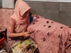 Para-perajin-batik-di-sentra-BT-Batik-Trusmi-Kabupaten-Cirebon.jpg