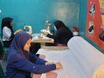 Para-santri-membuat-kerajinan-sepatu-di-Pondok-Pesantren-Progresif-Indramayu.jpg