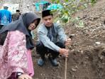 Aksi Unik Pengantin Baru di Garut, Tanam Pohon di Lahan Kritis Bekas Tambang, Ternyata Ini Sebabnya