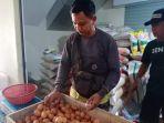 Pedagang-di-Pasar-Tagog-Padalarang-saat-merapikan-telur.jpg