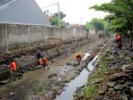 Pekerja-sedang-membuat-penahan-tanah-di-satu-sungai-di-Kelurahan-Antapani-Kidul-Kota-Bandung.jpg