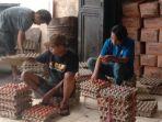Pekerja-sedang-mengemas-telur-di-Kios-Telor-Pasar-Panjang-Subang.jpg