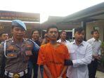 Pelaku-pembunuhan-perempuan-saat-digiring-polisi-di-Mapolres-Cimahi-Kamis-14122023.jpg