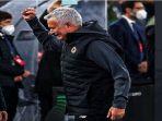 Pelatih-AS-Roma-Jose-Mourinho-tak-bisa-menahan-haru.jpg