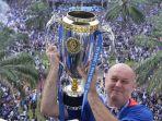 Pelatih-PERSIB-Bojan-Hodak-mengangkat-trofi-juara-Liga-1-202425-di-Gedu.jpg