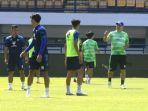 Pelatih-Persib-Bandung-Bojan-Hodak-kanan-memberikan-arahan-kepada-pemain_2282023.jpg