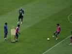 Pelatih-Persib-Bandung-Bojan-Hodak-memimpin-sesi-latihan-1111.jpg