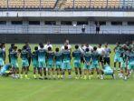 Pelatih-Persib-Bandung-Luis-Milla-memberikan-arahan-Selasa-1012023.jpg