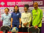 Pelatih-Timnas-Putri-Indonesia-Satoru-Mochizuki-bersama-Pem.jpg