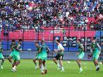 Pelatih-fisik-Persib-Bandung-Carlos-Rodriguez-melatih-di-Stadion-Kanjuruhan.jpg