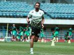 Pelatih-fisik-Persib-Bandung-Carlos-Rodriguez-saat-sesi-latihan.jpg