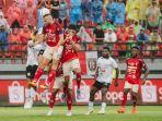 Pemain-Bali-United-dan-PSS-Sleman-berebut-bola-dalam-laga-pembuka-Liga-1-2023.jpg