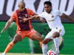 Pemain-Borneo-FC-kiri-saat-mencoba-merebut-bola-yang-dikuasai-pemain-Bhayangkara-FC.jpg