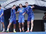 Pemain-PERSIB-Adam-Alis-dan-Nick-Kuipers-menyambut-kehadiran-kembali-Zalnando.jpg
