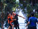 Pemain-POR-UNI-hitam-terlibat-duel-udara-saat-menghadapi-SSB-Beebold.jpg