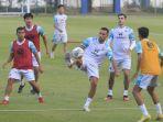 jabar/Pemain-Persib-Bandung-Ezra-Walian-tengah-di-Sidolig-Bandung-Selasa-136.jpg