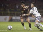 Pemain-Persib-Bandung-Henhen-Herdiana-kanan-saat-mengawal-pemain-PSM.jpg