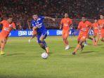 Pemain-Persib-Bandung-Nick-Kuipers-dikerubuti-sejumlah-pemain-Borneo-FC.jpg