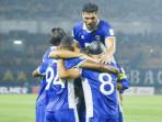 jabar/Pemain-Persib-Bandung-berpelukan-merayakan-gol-2-ACL-2.jpg