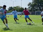 Pemain-Persib-Bandung-menjalani-latihan-di-Lapangan-Pendamping-Stadion-Gelora-Bandung-Lautan-Api.jpg