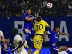 Pemain-Persib-Bandung-rebutan-bola-dengan-pemain-Western-Sydney-Wanderers.jpg