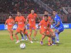 Pemain-Persib-di-tengah-kepungan-pemain-Borneo-FC.jpg