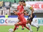 Pemain-Persija-Jakarta-Riko-Simanjuntak-kiri-saat-berebut-bola.jpg