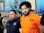 Pemain-sinetron-Ammar-Zoni-saat-dihadirkan-polisi.jpg