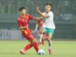 Pemain-tim-nasional-U19-Indonesia-kanan-saat-berduel-dengan-pemain-Vietnam.jpg