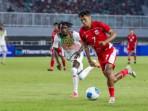 Pemain-timnas-U22-Indonesia-Dony-Tri-Pamungkas-kanan-berusaha-melewati-lawannya.jpg