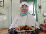 Pemilik-warung-sate-dan-sop-HJ-Eneng-Eneng-Komariah-62.jpg