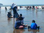 Pengunjung-menikmati-permainan-di-Pantai-Pangandaran-Minggu-24122023.jpg
